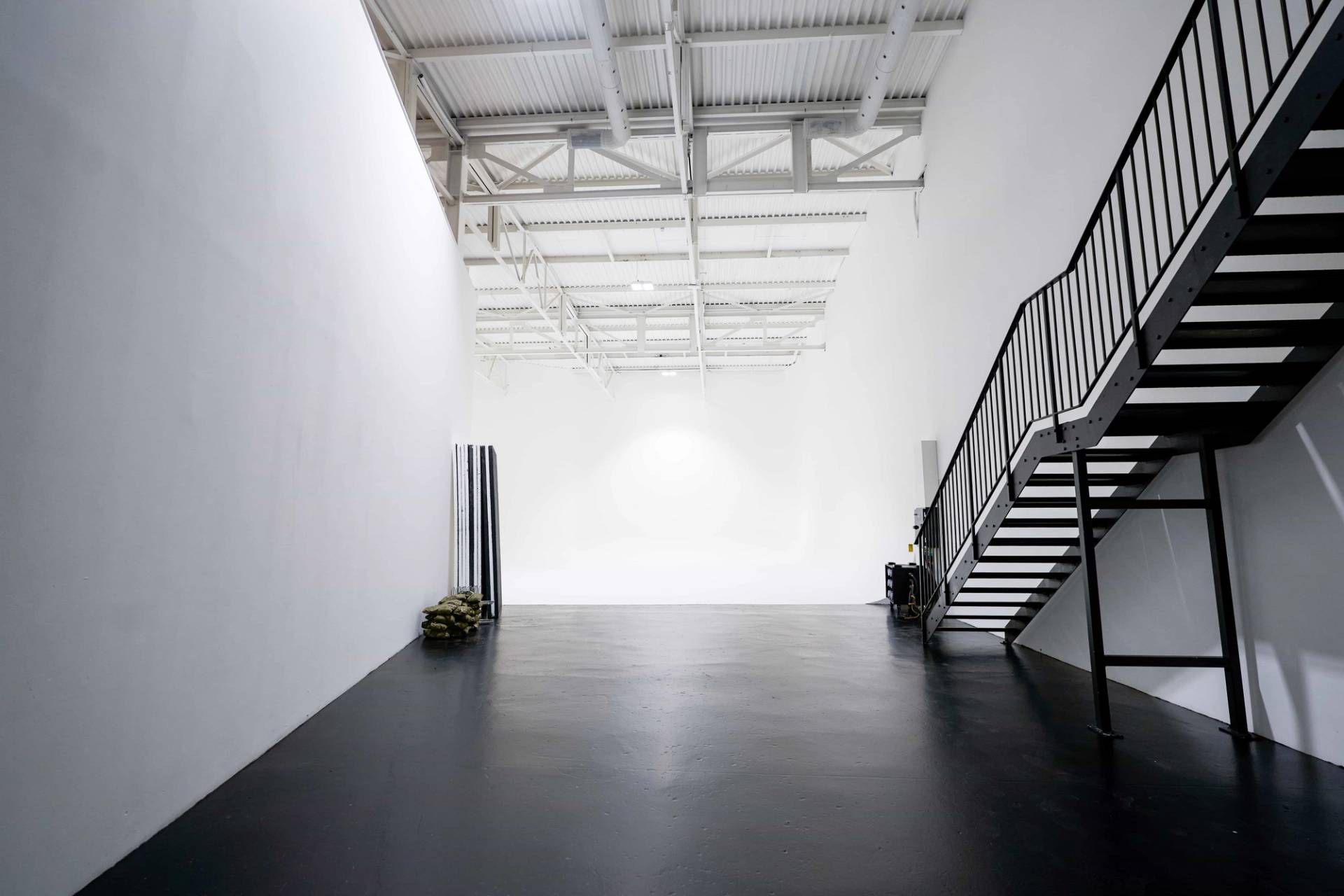 White infinity studio with high ceilings and open space in Acton W3 London – love locations