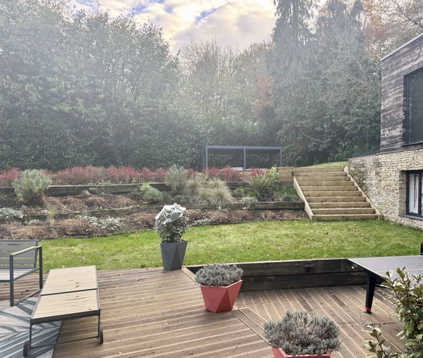 Architect-designed property with split-level layout in RG8 – Love Locations