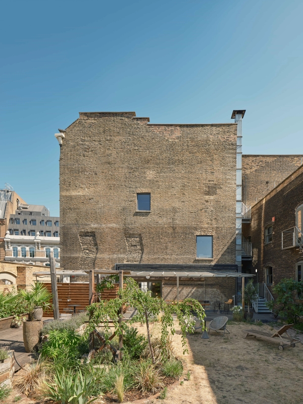  Rear view of The Lounge SE1 showing large sash windows and a modern courtyard connection.