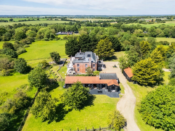 RM4 modern barn conversion with open-plan interior – Love Locations