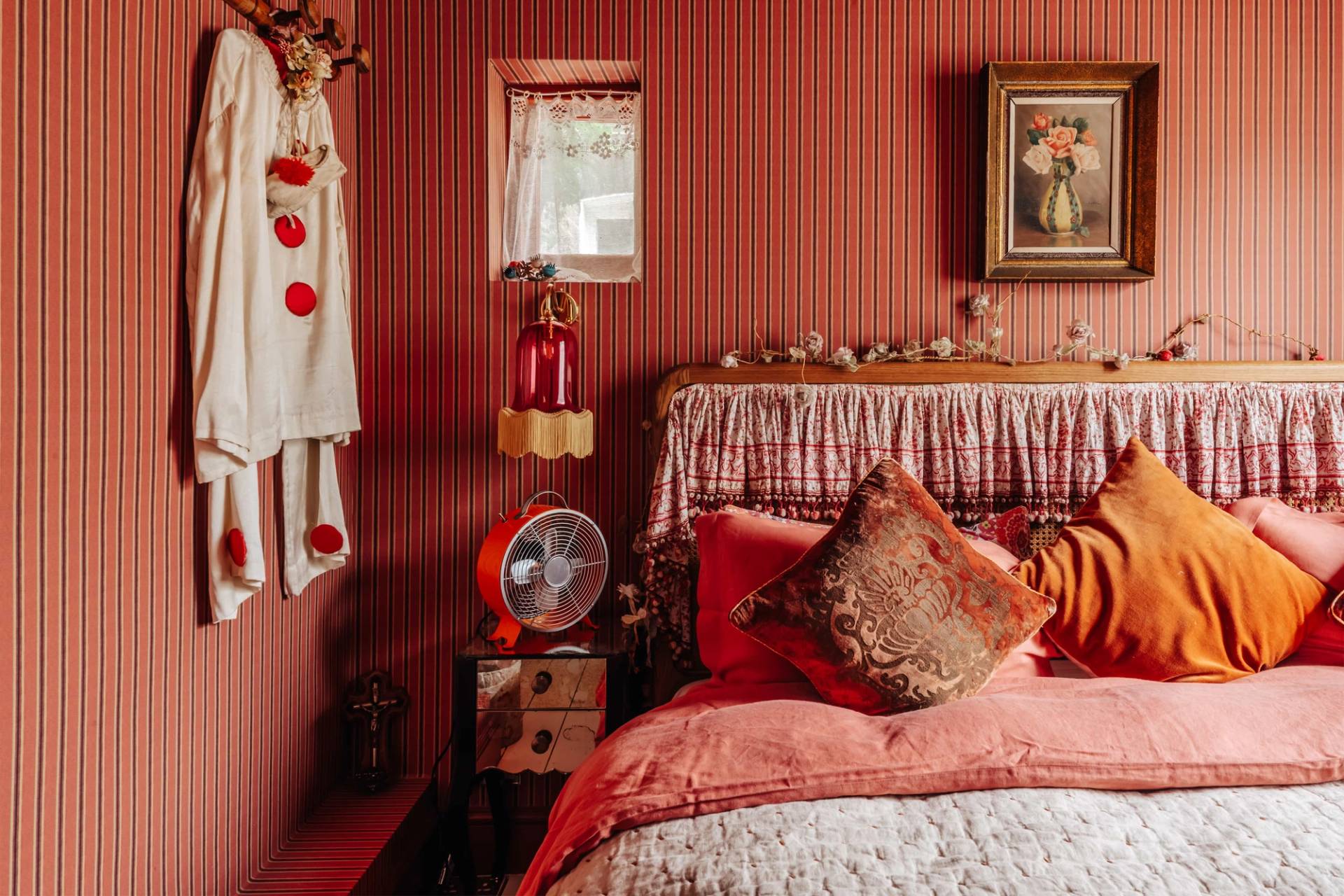 Period Hackney house with elegant fireplace and antique furnishings – Love Locations
