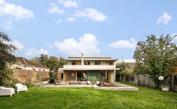 Henley-on-Thames family home with wood detailing – Love Locations