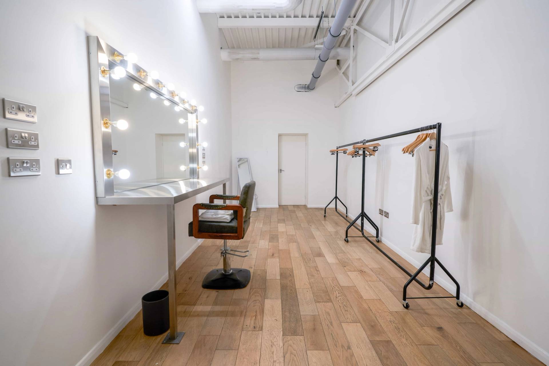 Minimal white studio with high ceilings and infinity cove in Acton London – love locations