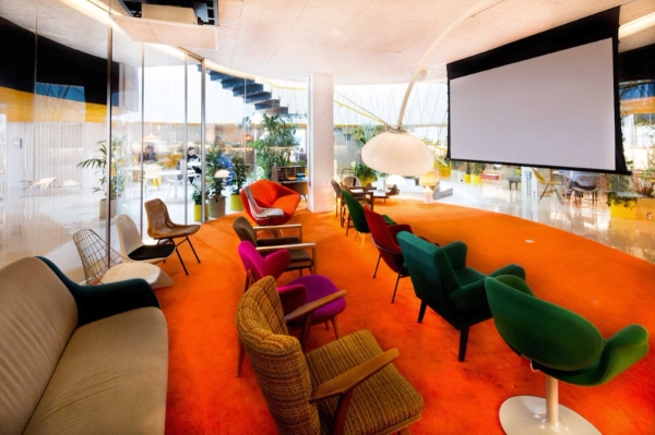 Stylish Whitechapel London study and meeting space with vibrant furniture and city views – love locations