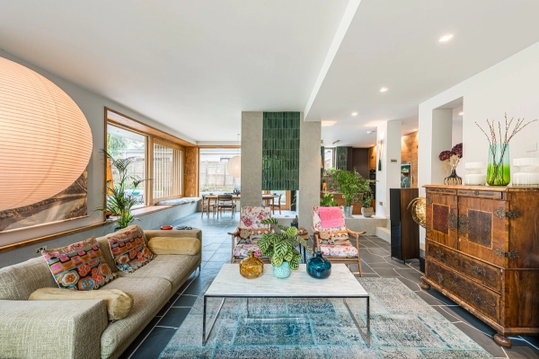 Modern Henley RG9 house with wooden terrace – Love Locations