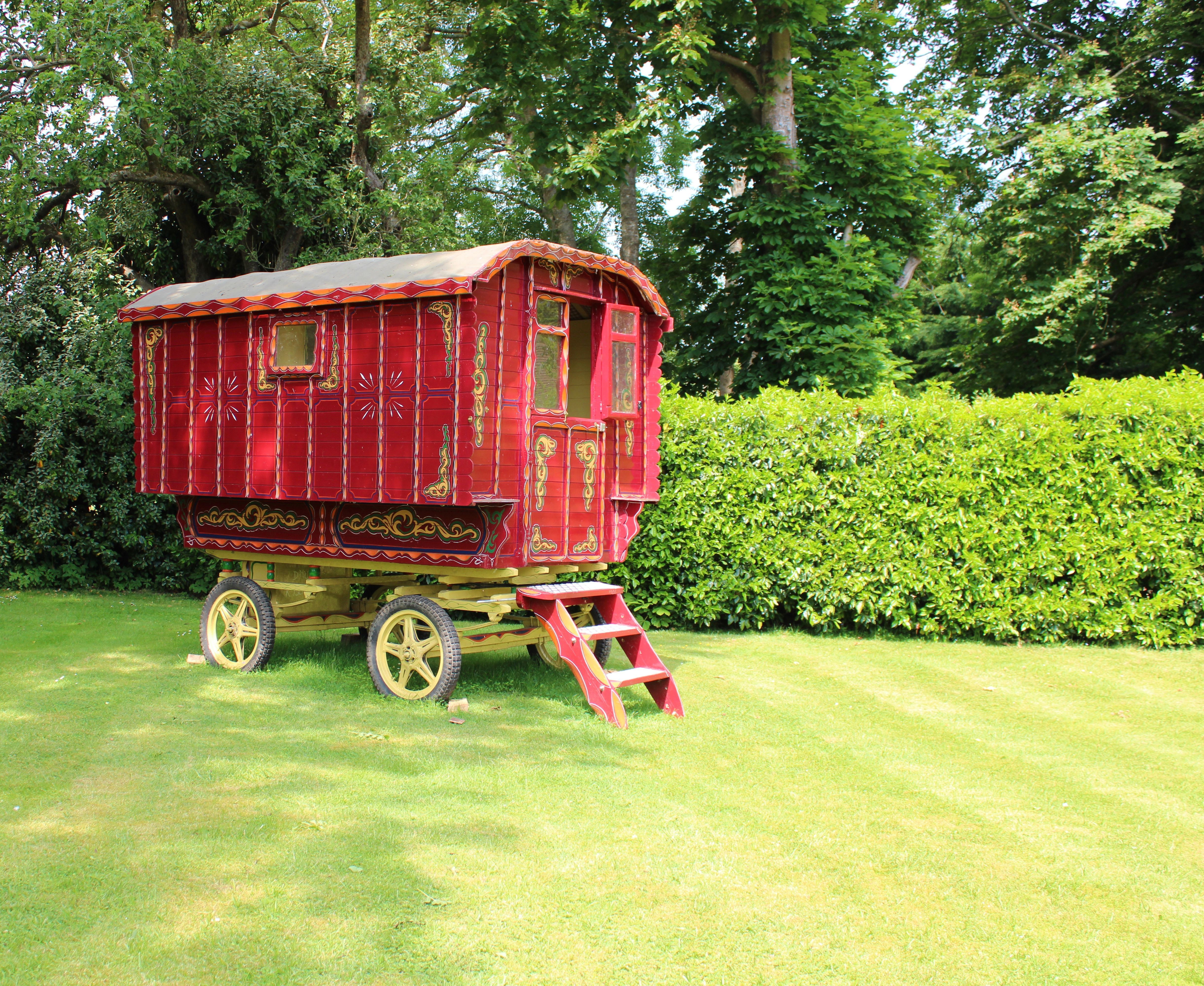 Wild Meadow, Oxfordshire – A beautifully restored Romani-style gypsy caravan, hand-painted inside and out. A colourful, characterful backdrop for creative shoots and boho brand stories.