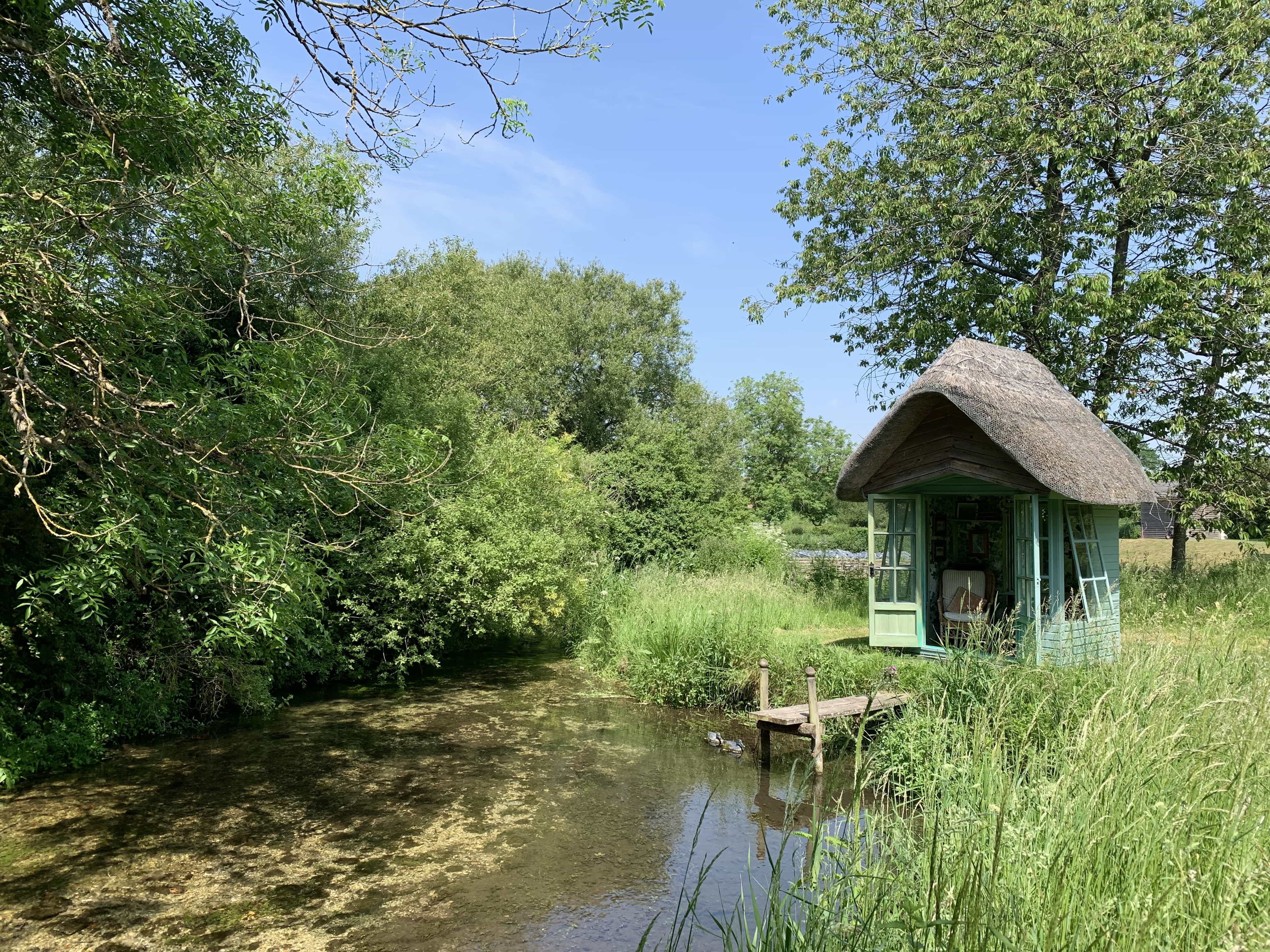 Wild Meadow, Oxfordshire – A charming green summer house nestled beside the lake, creating a peaceful, storybook setting for relaxed, outdoor shoots.