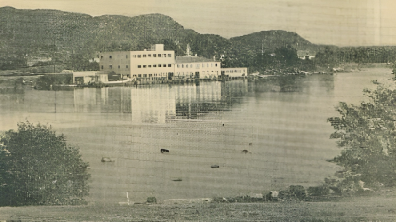 Fabrikken sett på avstand