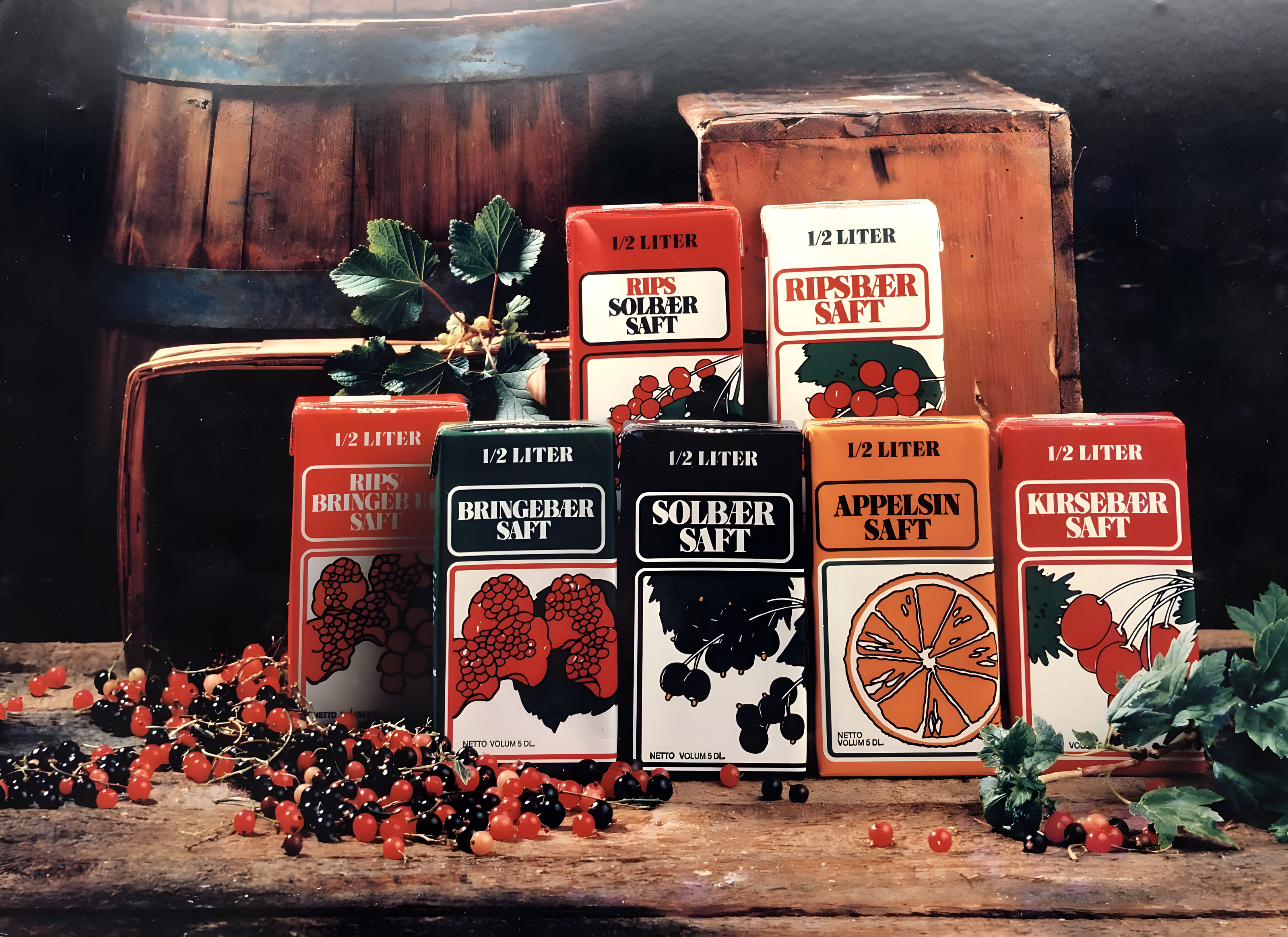 Bilder av kartonger med saft