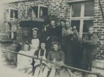 Familiebilde foran en fabrikk. Fra førtitallet.