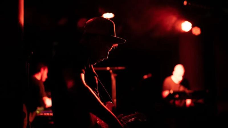 Silhouette d’un musicien de King Child sur scène.