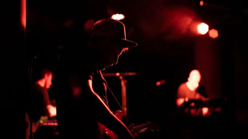 Silhouette d’un musicien de King Child sur scène.