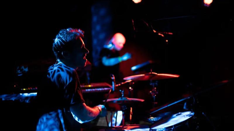 Le batteur de King Child derrière sa batterie.