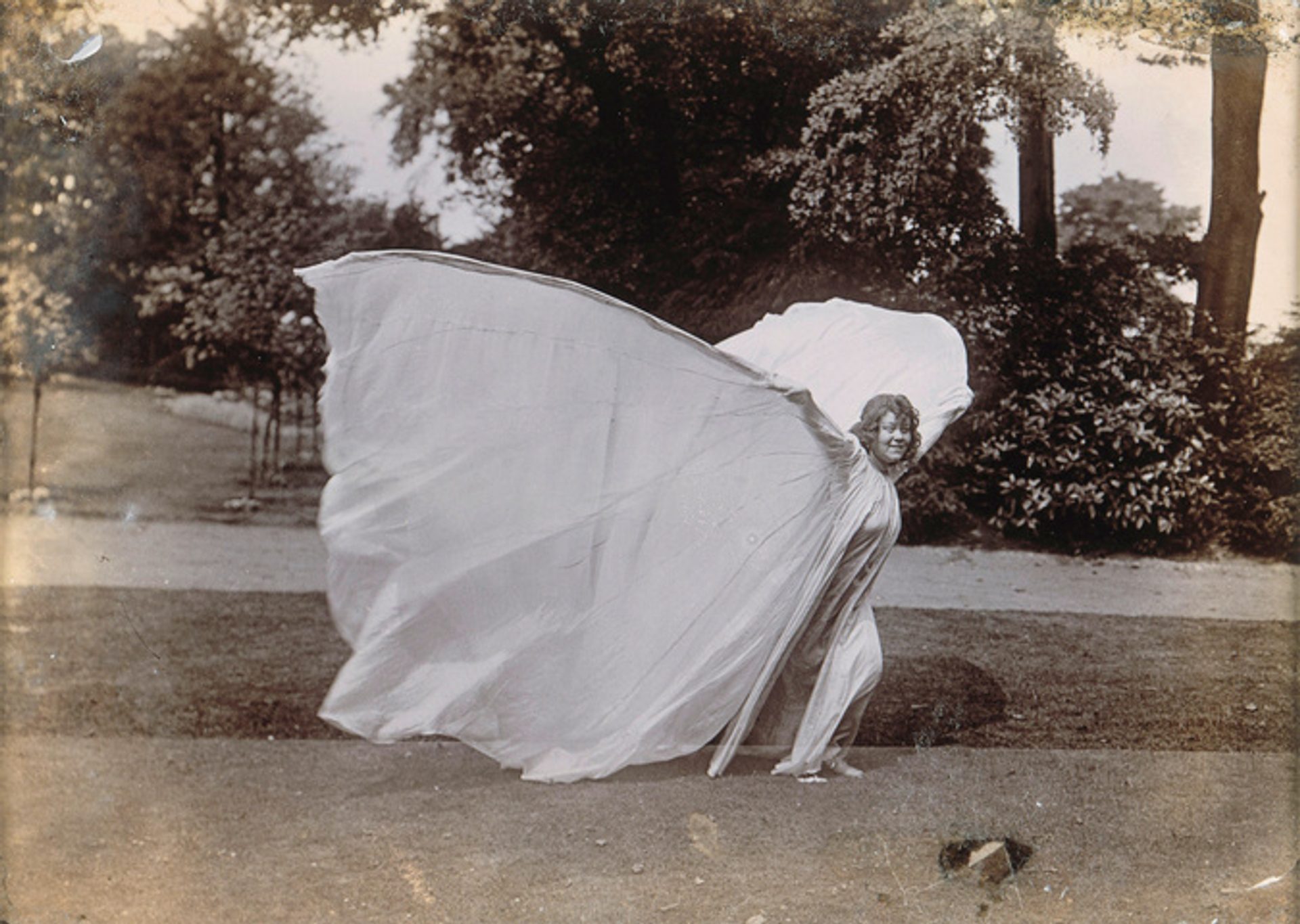 Loïe Fuller dansant, vue de profil droit
