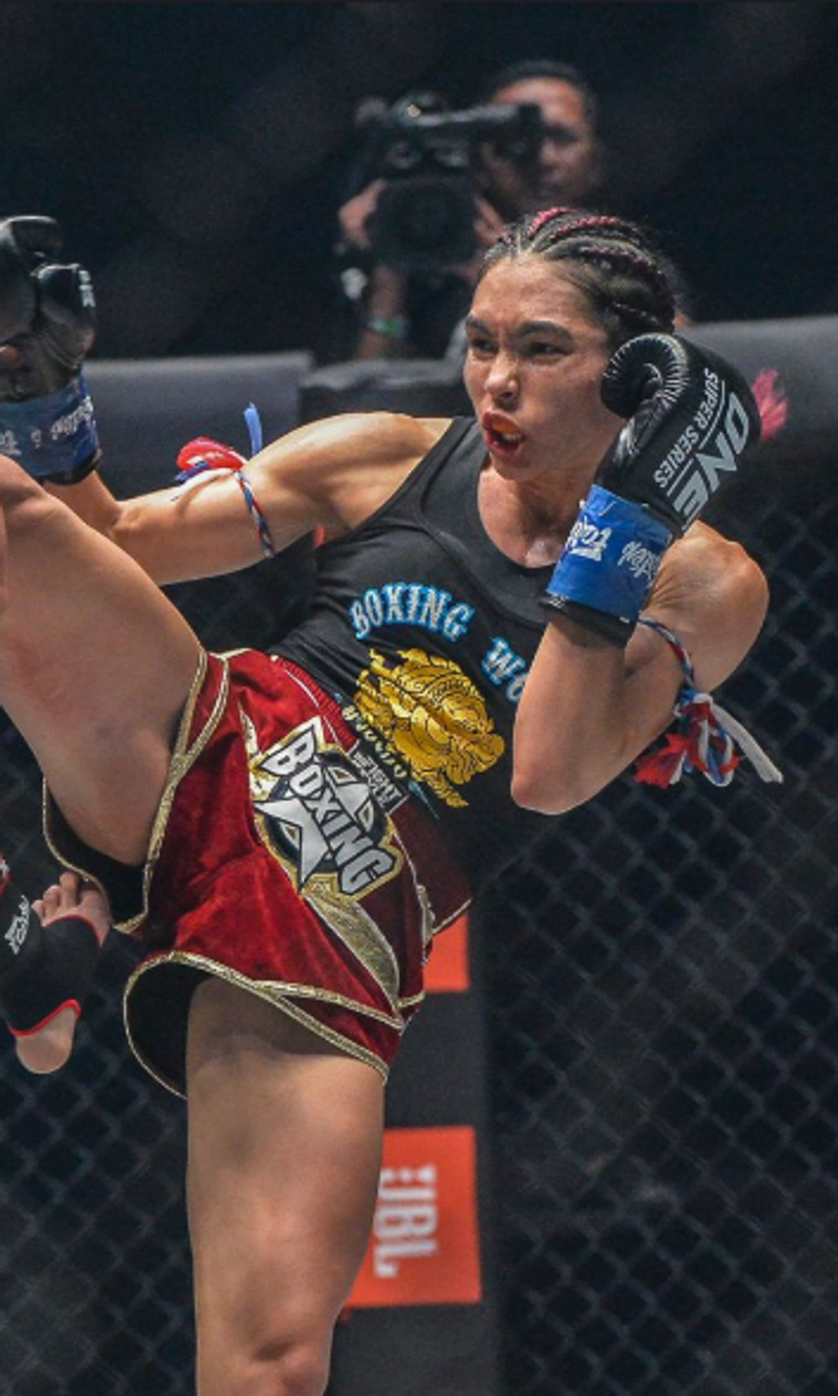Vídeos: Janet Todd destrona a Stamp Fairtex y Sam-A Gaiyanghadao gana título en ONE: KOTJ