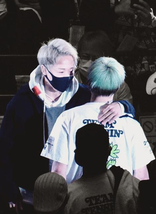 Tenshin Nasukawa derrota a Kumandoi Phetjaroenvit ante la mirada atenta de Takeru en Rizin 26 Tokyo