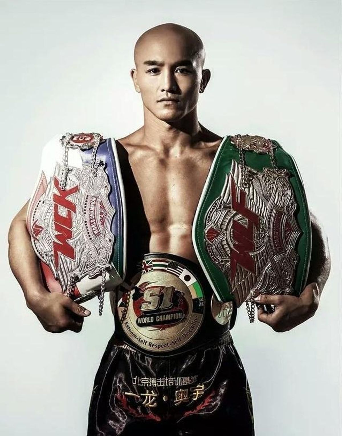 Vídeo: 10 años de Yi Long. El peleador profesional más famoso de China