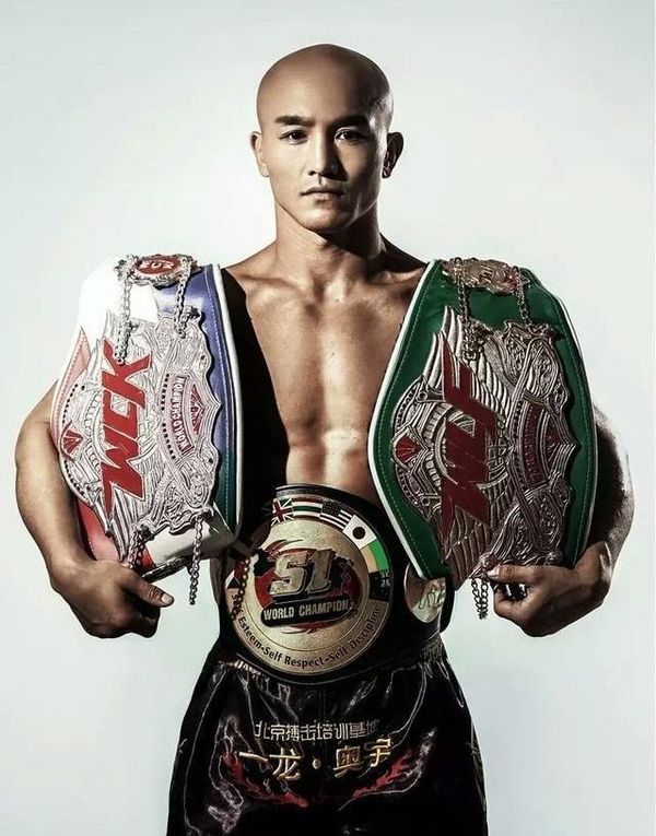 Vídeo: 10 años de Yi Long. El peleador profesional más famoso de China