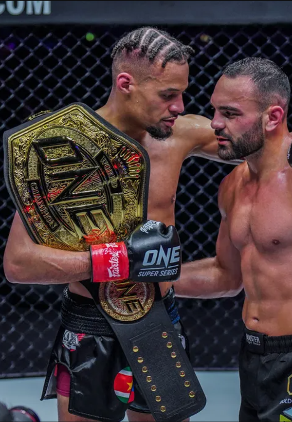 Regian Eersel se sobrepone de knockdown manteniendo título y Smilla Sundell es nueva campeona en ONE 156