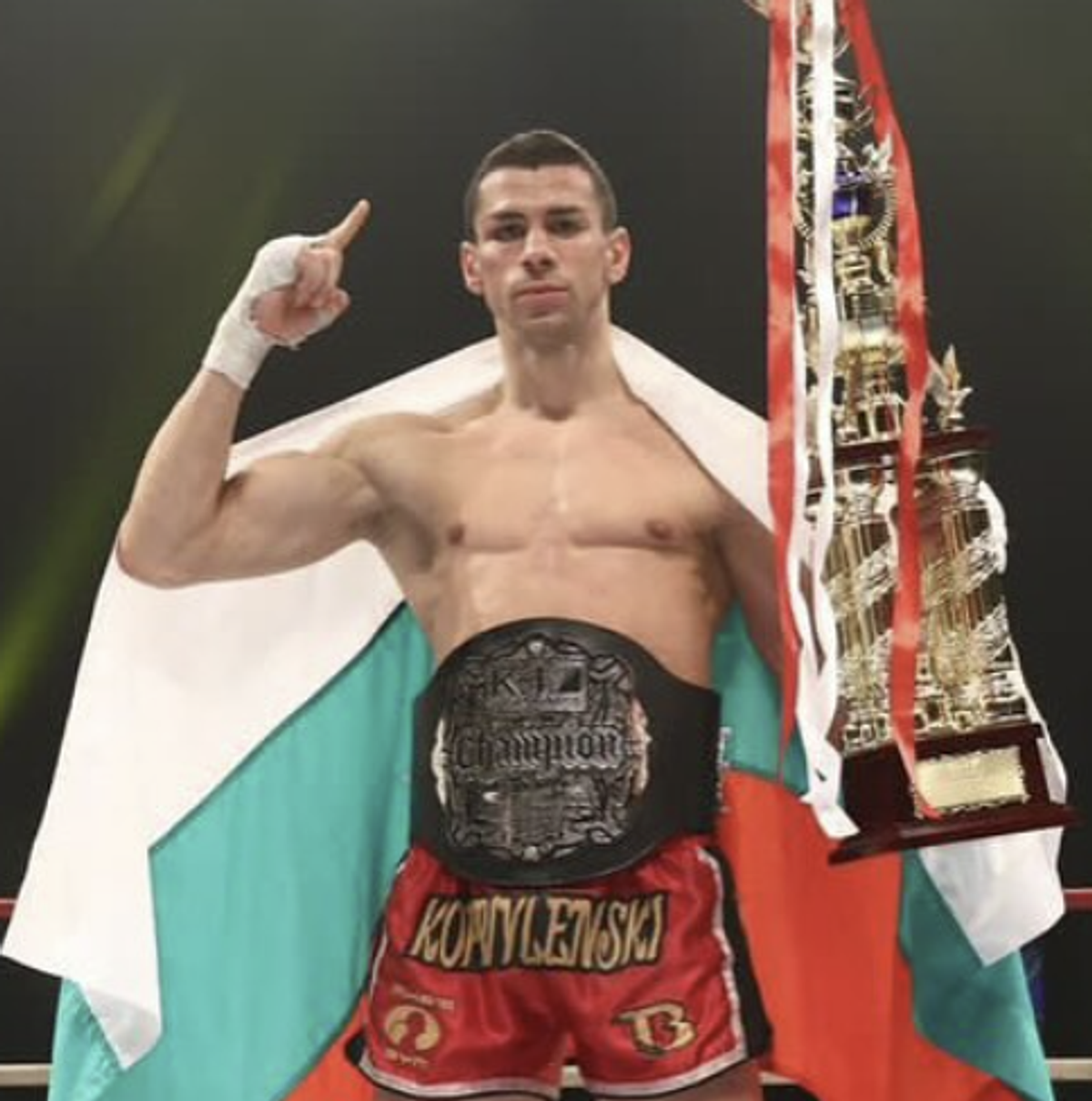 Stoyan Koprivlenski entra a la historia del Kickboxing derrotando a Buakaw y convirtiéndose en campeón del K-1 World Max