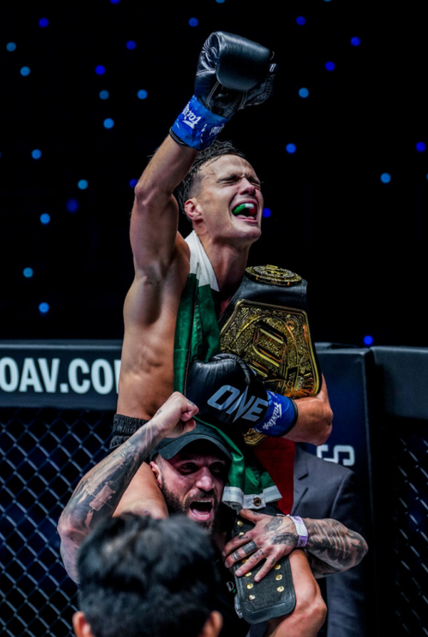 Regian Eersel se corona doble campeón contra Sinsamut y Jonathan di Bella sorprende a Zhang Peimian facturando cinturón en ONE 162 y ONE on Prime Video 3