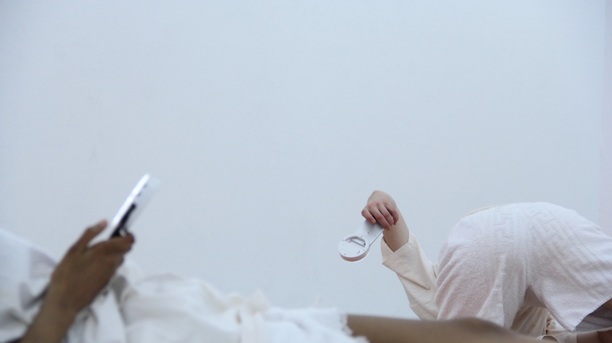 DOROTA GAWĘDA & EGLĖ KULBOKAITĖ, YGRG 14X: readibg with a single hand V , 2018.  Performance at Cell Project Space, London.