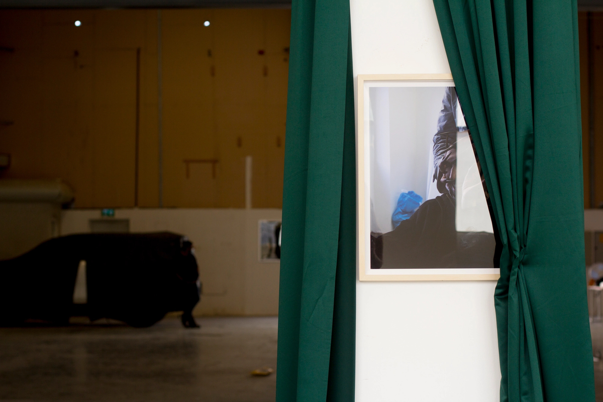 Embrace (Backstage), 2020.

Fine Art Archival Print. 40x50 cm. Framed.


