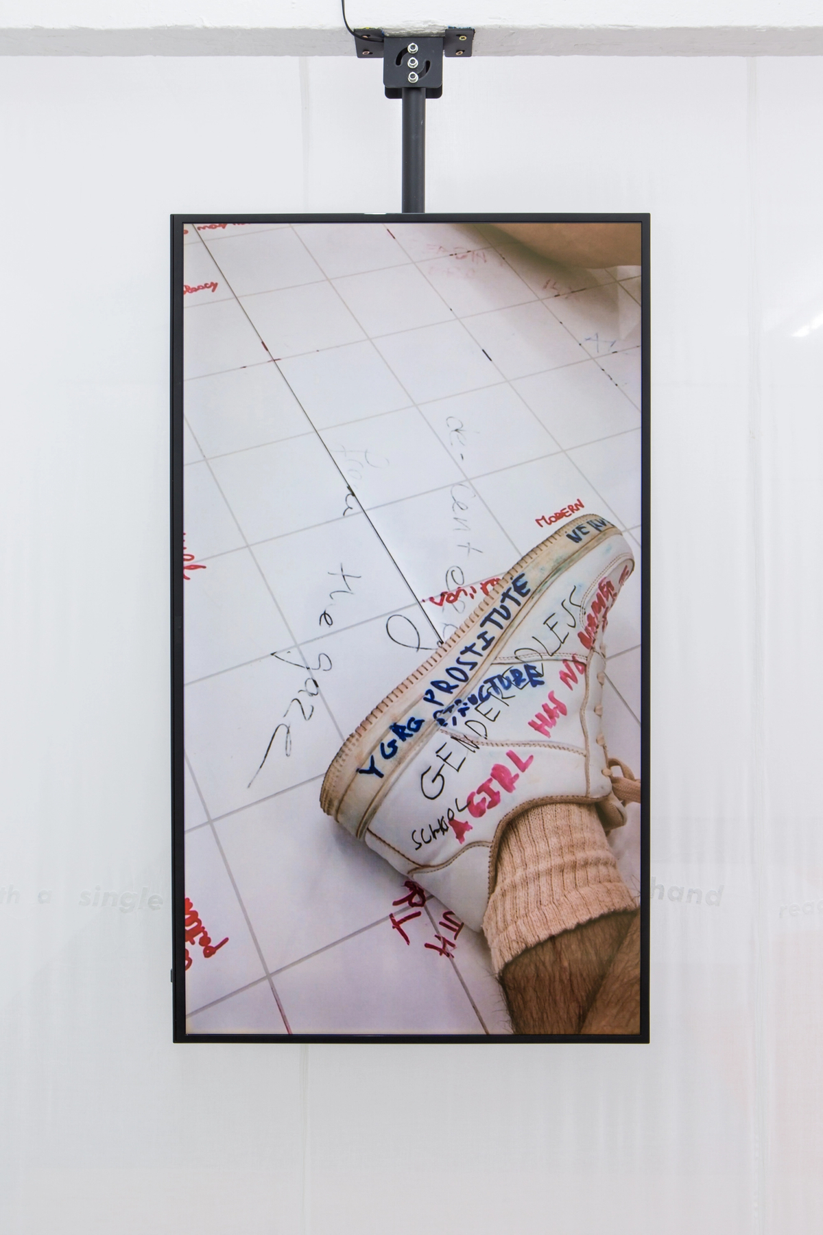 YGRG 14X: reading with a single hand V

[ exhibition view]