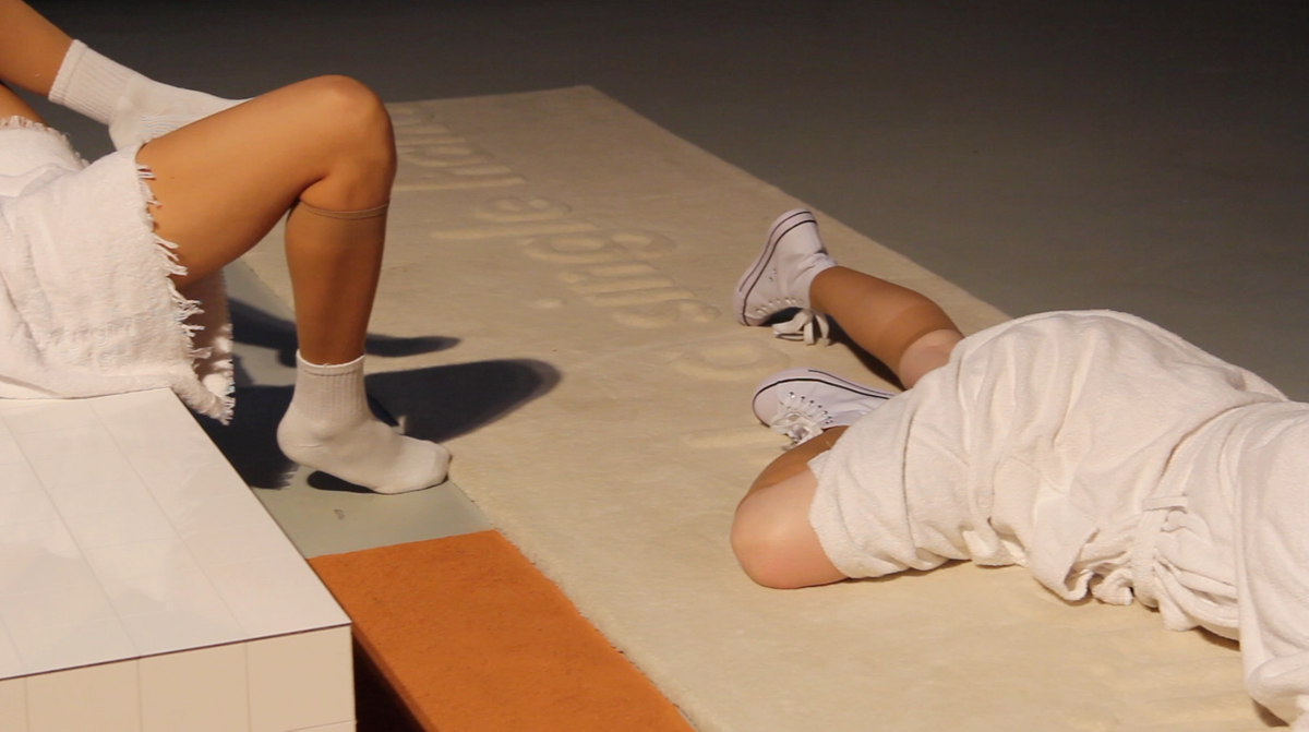 DOROTA GAWĘDA & EGLĖ KULBOKAITĖ, YGRG 14X: reading with a single hand, 2017