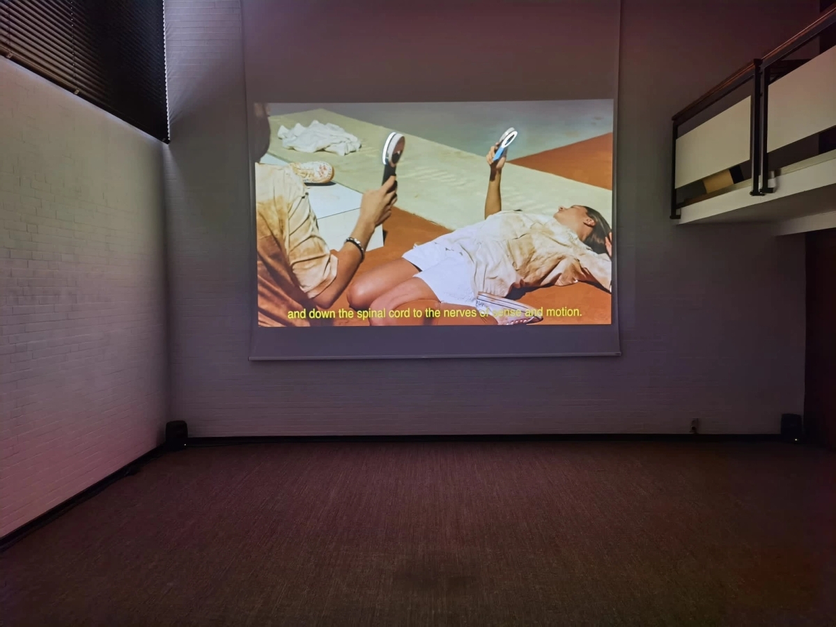 Dorota Gawęda & Eglė Kulbokaitė: YGRG14X: reading with a single hand, 2018, single channel video (30:00 min). 