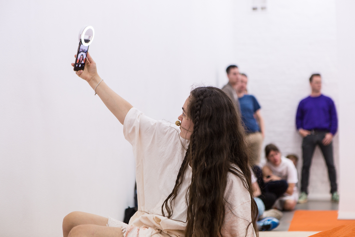 DOROTA GAWĘDA & EGLĖ KULBOKAITĖ, YGRG 14X: readibg with a single hand V , 2018.  Performance at Cell Project Space, London.