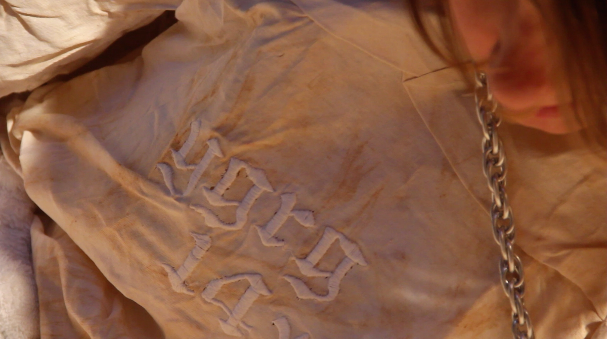 DOROTA GAWĘDA & EGLĖ KULBOKAITĖ, YGRG 14X: reading with a single hand, 2017