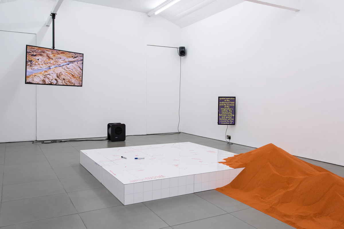 YGRG 14X: reading with a single hand V

[ exhibition view]