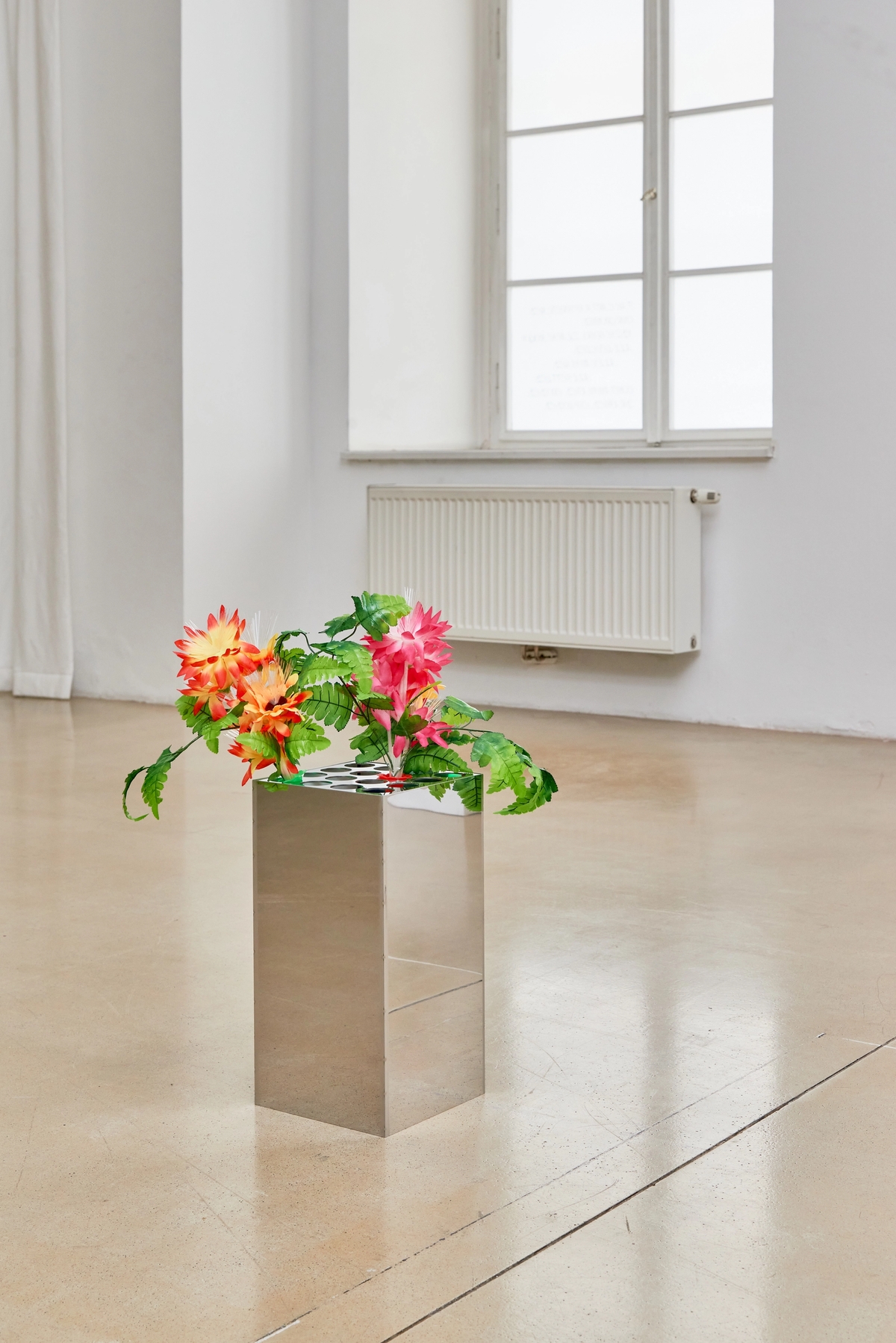 Freestanding Votive Flowers (I–VII), 2022

 Stainless steel, LED flowers .

 Photo: Markus Gradwohl.