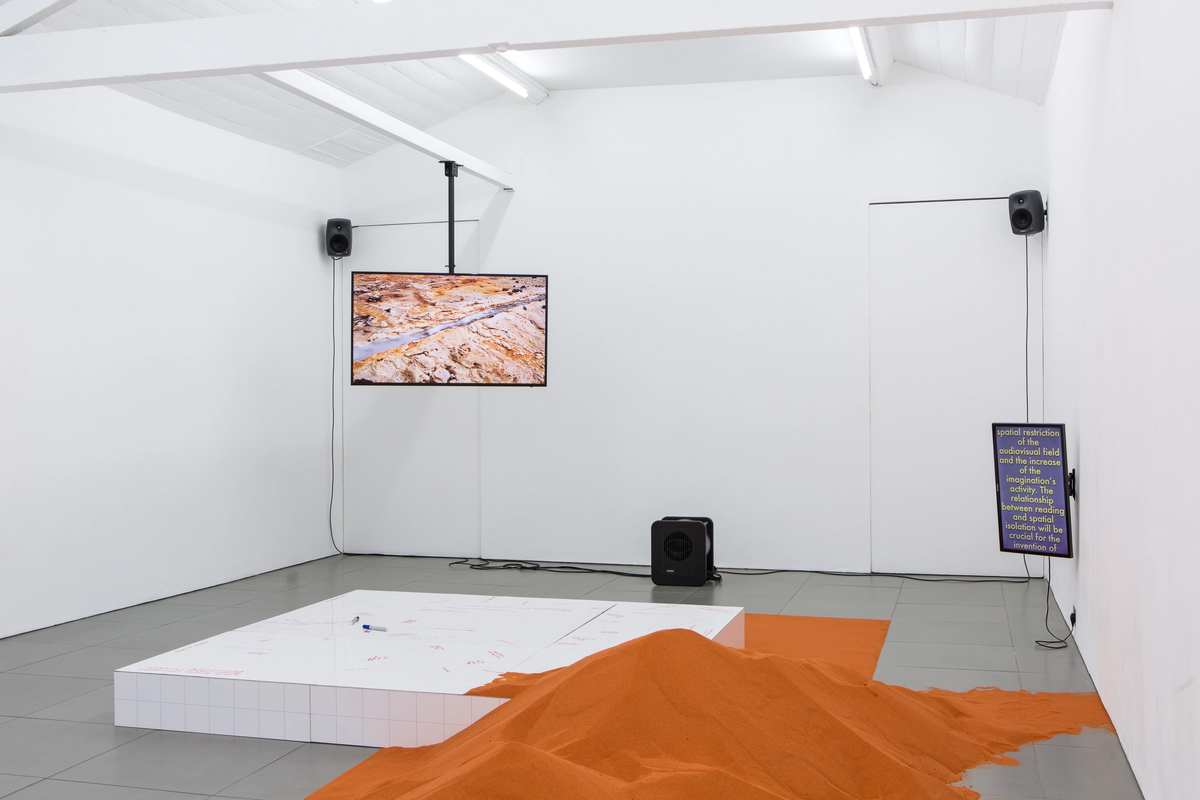 YGRG 14X: reading with a single hand V

[ exhibition view]