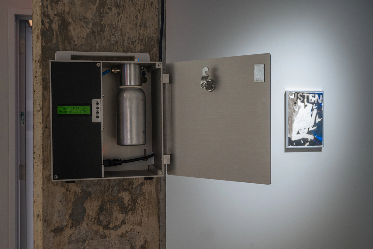 DOROTA GAWĘDA AND EGLĖ KULBOKAITĖ

The Large Piece Of Turf 02:60, 2020.

Industrial aroma diffuser programmed at 02:60 Interval, stainless steel, synthetic petrichor fragrance (produced in collaboration with International Flavors And Fragrances Inc).