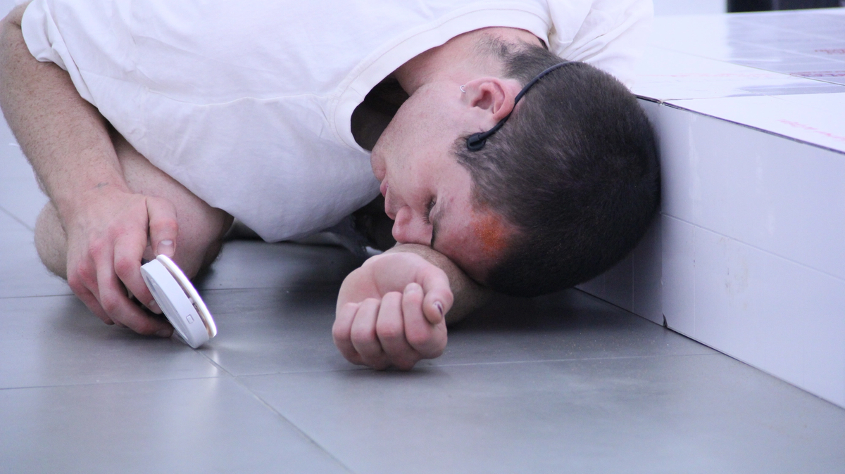 DOROTA GAWĘDA & EGLĖ KULBOKAITĖ, YGRG 14X: readibg with a single hand V , 2018.  Performance at Cell Project Space, London.