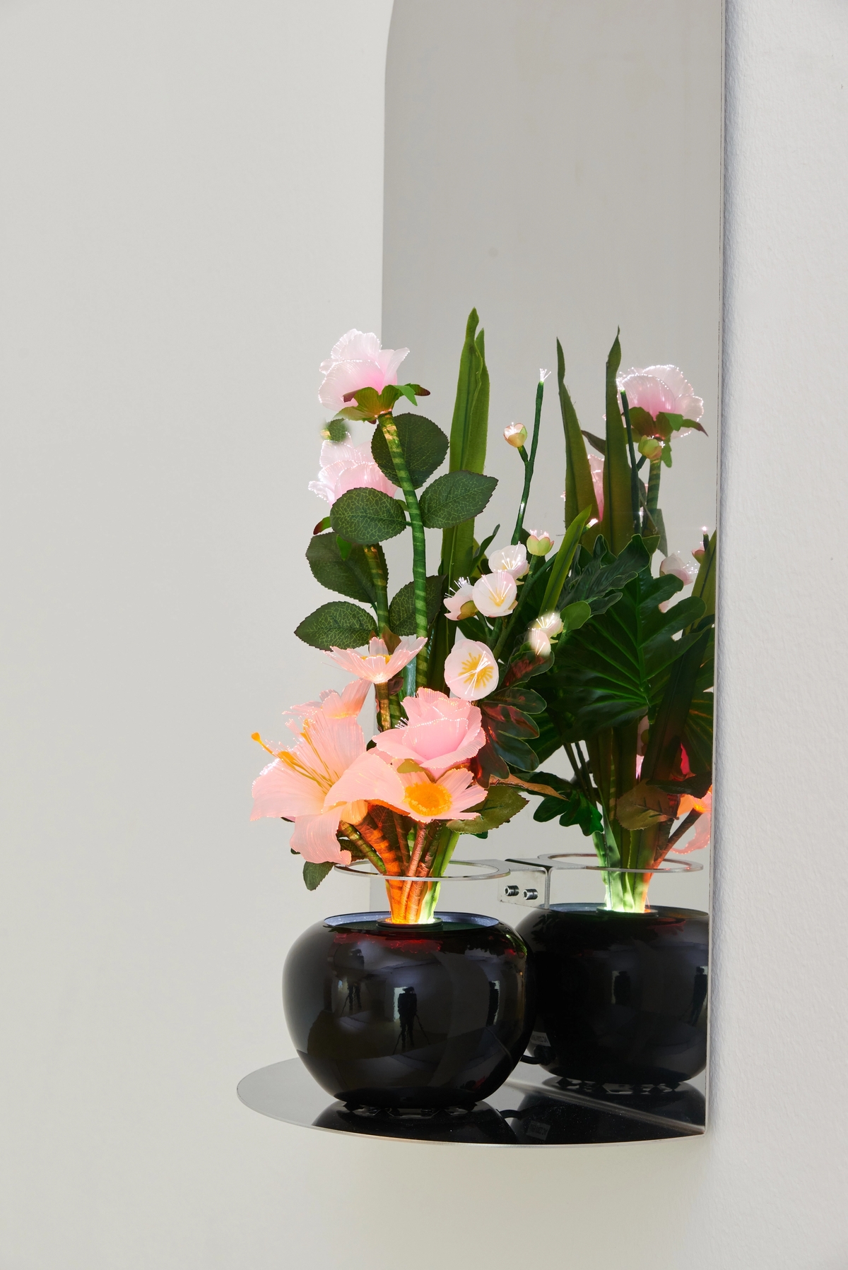 Votive Flowers (I–III), 2022

 Stainless steel, LED flowers

Photo: Markus Gradwohl.