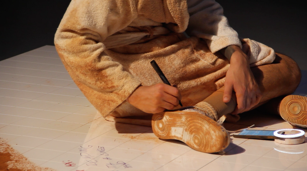 DOROTA GAWĘDA & EGLĖ KULBOKAITĖ, YGRG 14X: reading with a single hand, 2017