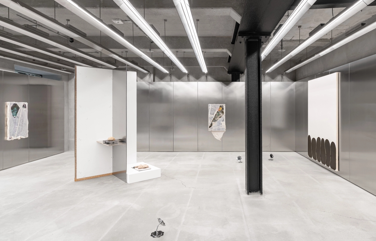 objects in mirror are closer than they appear