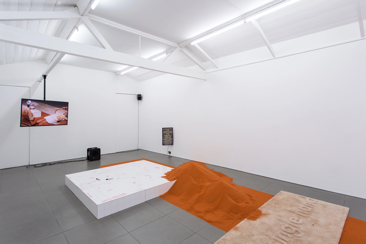 YGRG 14X: reading with a single hand V

[ exhibition view]