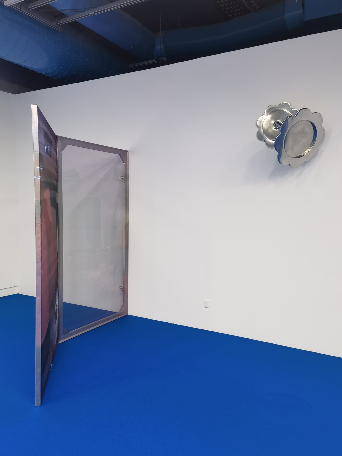 Leave No Trace (Athens) I-VIII 2022. Stainless steel, wood, digital print on chiffon; 110 cm x 200 cm each

Yield, 2021. Mirror polished aluminium cast; 51 x 70 x 41 cm.