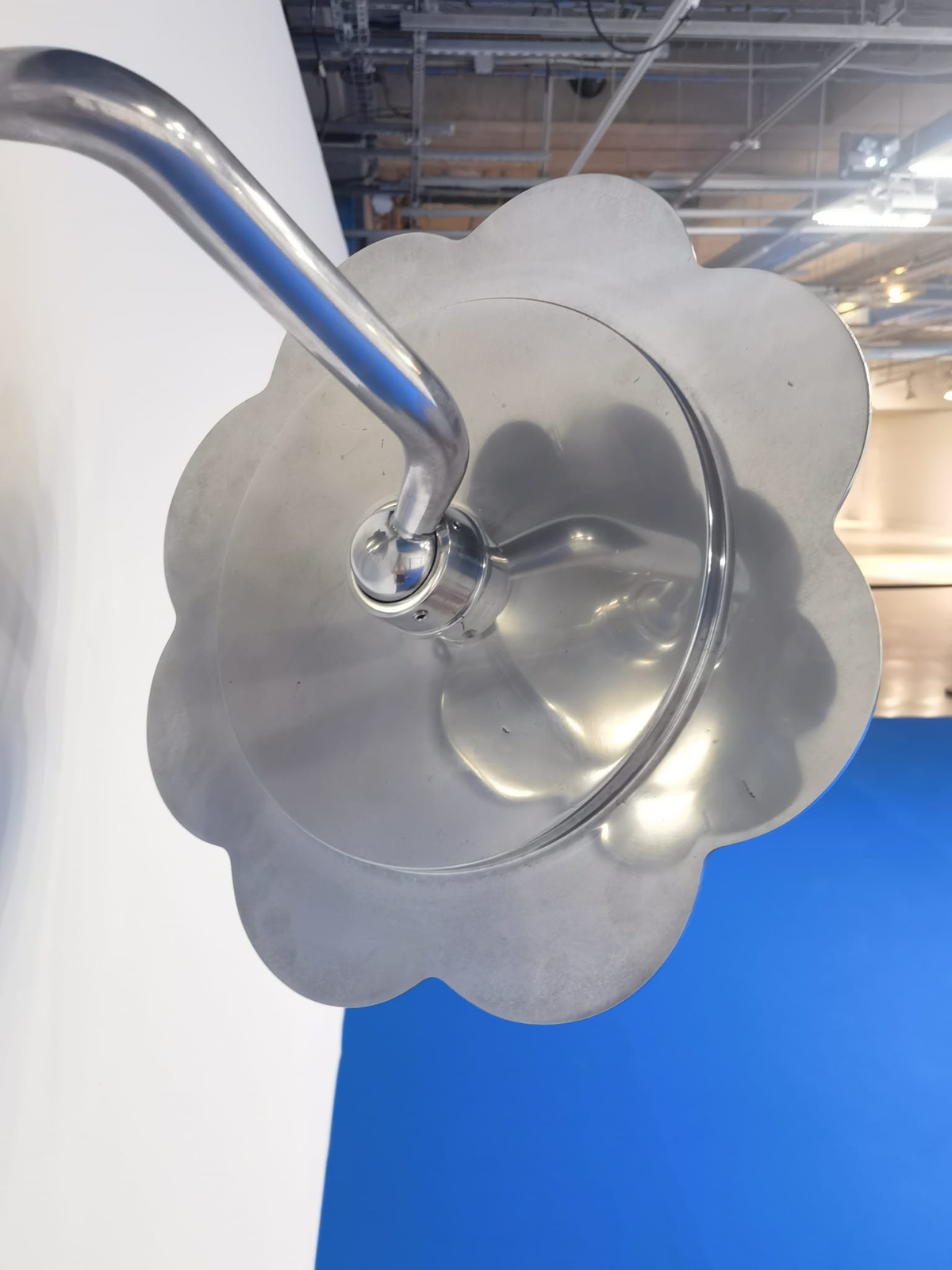 Yield, 2021. Mirror polished aluminium cast; 51 x 70 x 41 cm.