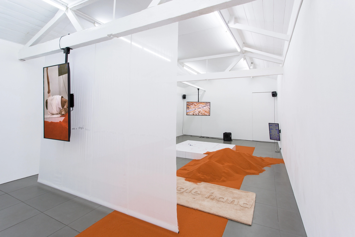 YGRG 14X: reading with a single hand V

[ exhibition view]