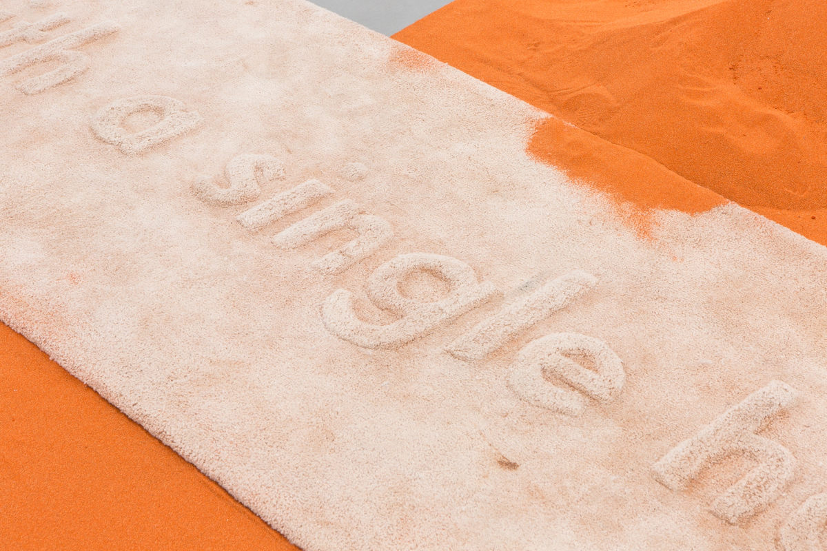 YGRG 14X: reading with a single hand V

[ exhibition view]