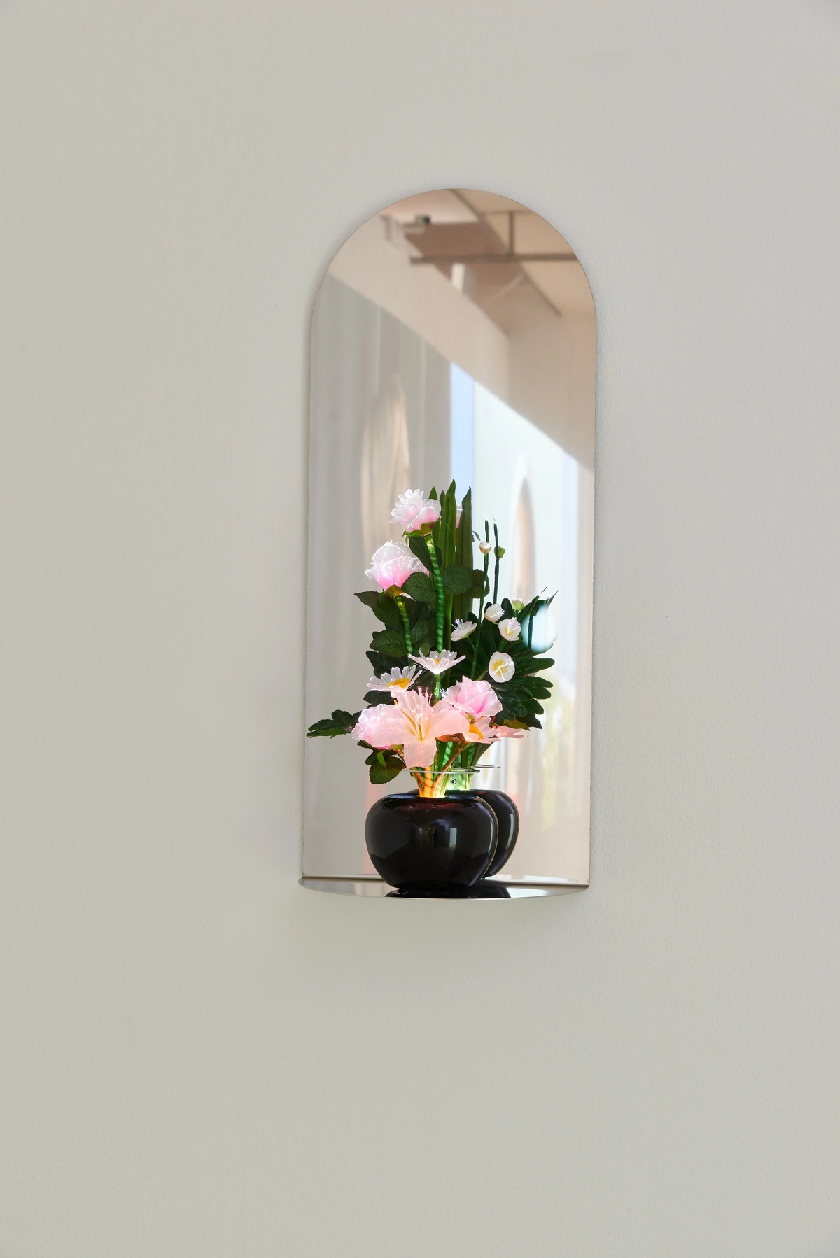 Votive Flowers (I–III), 2022

 Stainless steel, LED flowers

Photo: Markus Gradwohl.