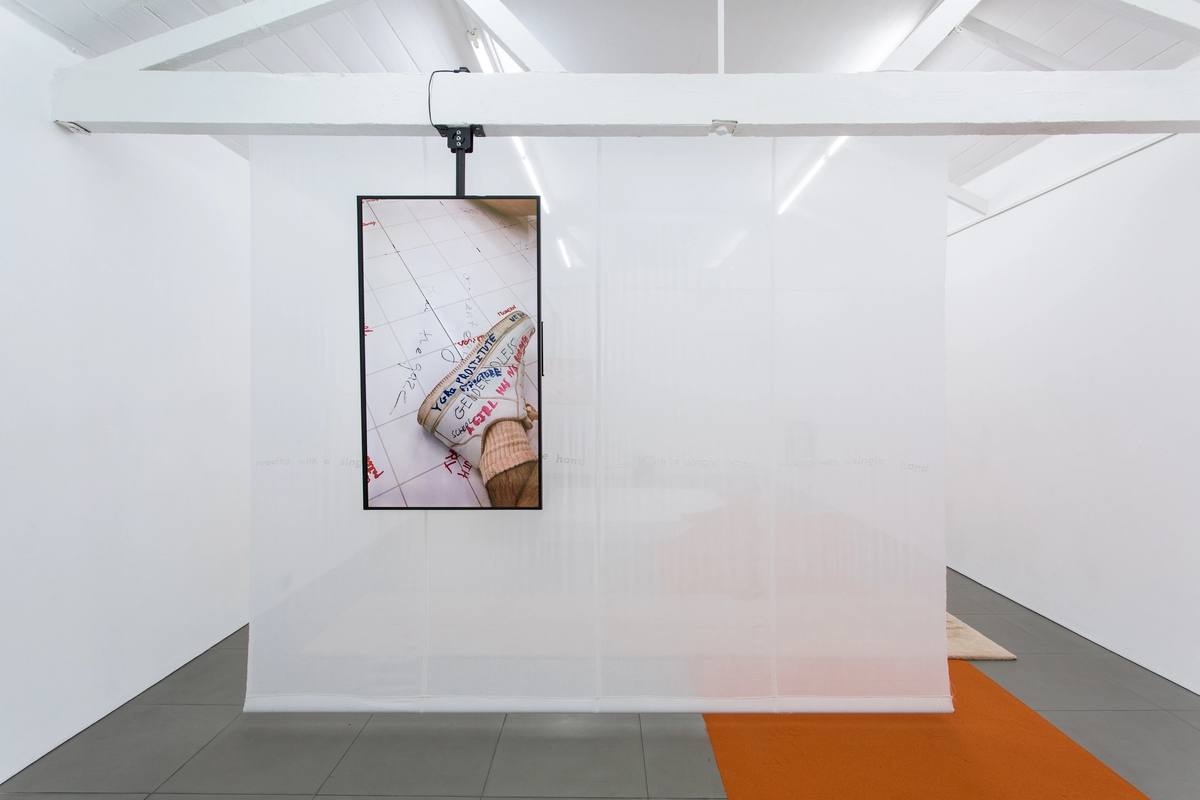 YGRG 14X: reading with a single hand V

[ exhibition view]