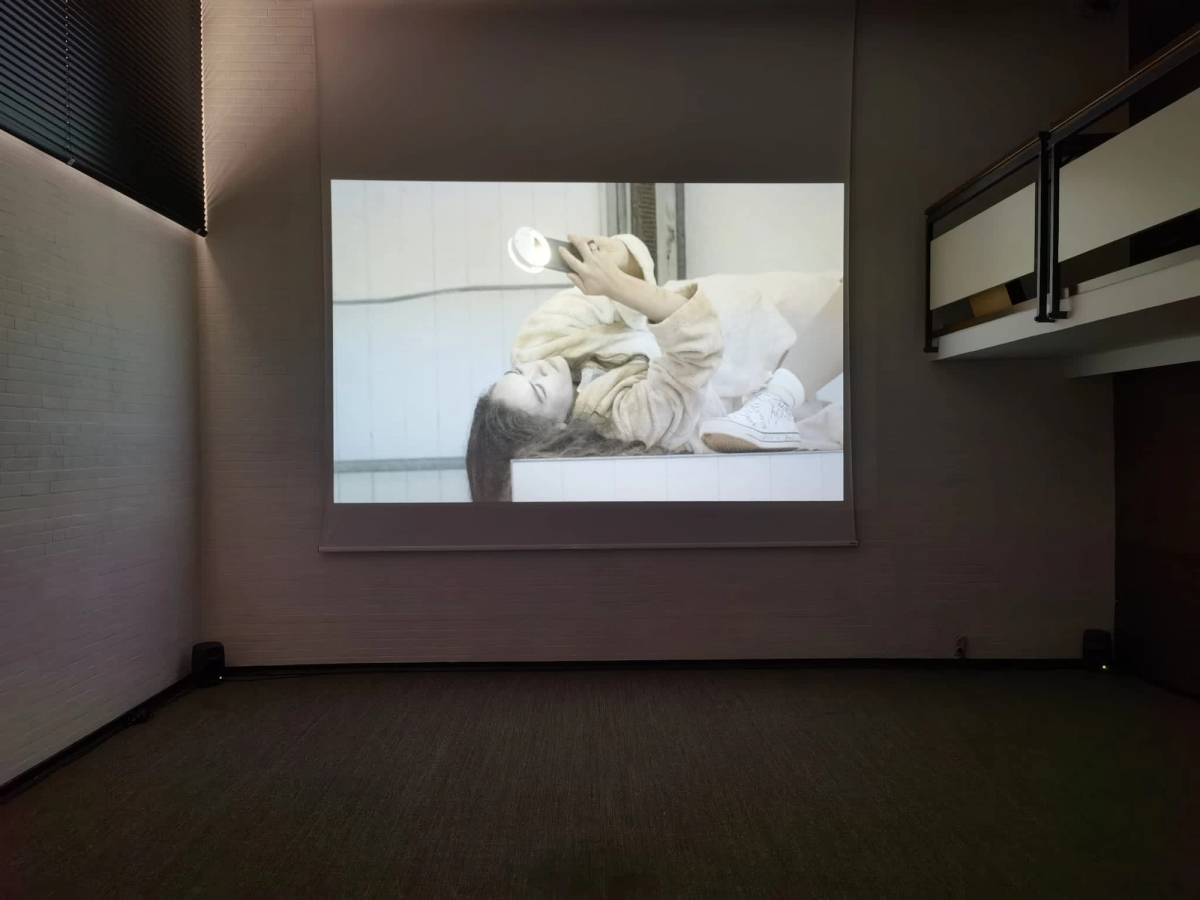 Dorota Gawęda & Eglė Kulbokaitė: YGRG14X: reading with a single hand, 2018, single channel video (30:00 min). 