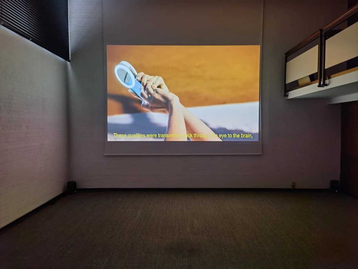 Dorota Gawęda & Eglė Kulbokaitė: YGRG14X: reading with a single hand, 2018, single channel video (30:00 min). 