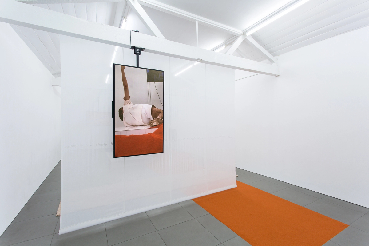 YGRG 14X: reading with a single hand V

[ exhibition view]